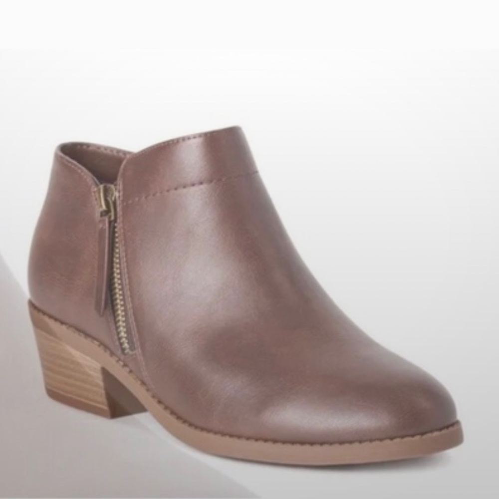 Time and Tru Women’s Zippered Brown Bootie 7 NEW